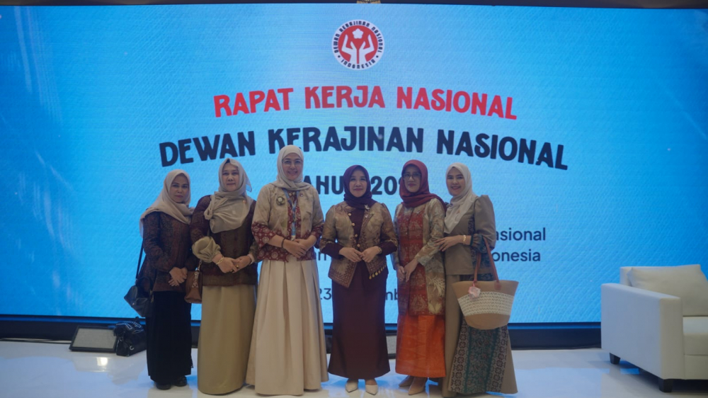 Stone Lumbur Snail Multipurpose Karya Terbaik Nasional Asal Jambi, Hesti Haris Dorong Pengrajin Terus Berkarya dan Berinovasi. Foto dok Kominfo Provinsi Jambi