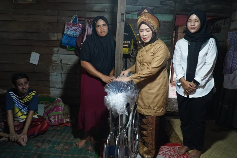 Hesti Haris Serahkan Kursi Roda dan Dampingi Terapi Pengobatan Warga Tunas Mudo Muaro Jambi.