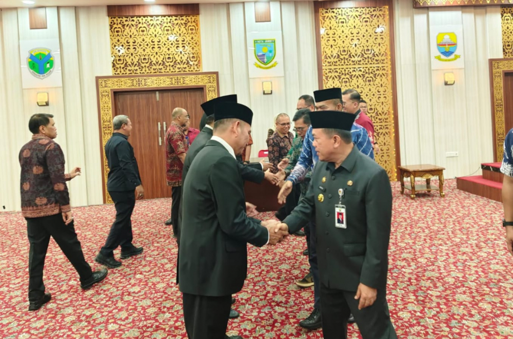 Gubernur Jambi Al Haris memberikan ucapan selamat kepada pejabat yang baru dilantik.