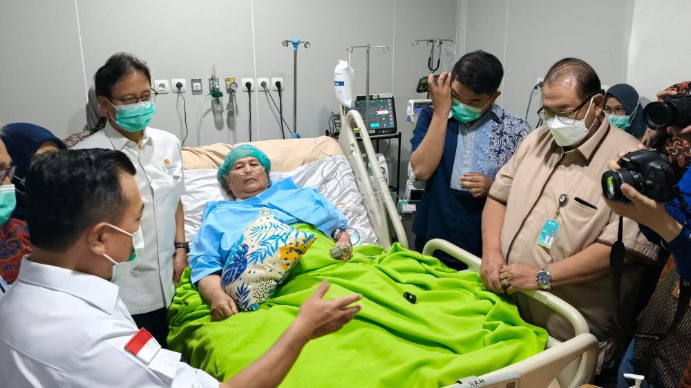 Menteri Kesehatan Melihat Langsung Operasi Perdana Bedah Jantung di RSUD Raden Mattaher Jambi.