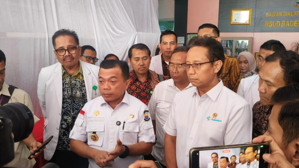 Gubernur Jambi Al Haris bersama Menteri Kesehatan Budi Gunadi Sadikin. 