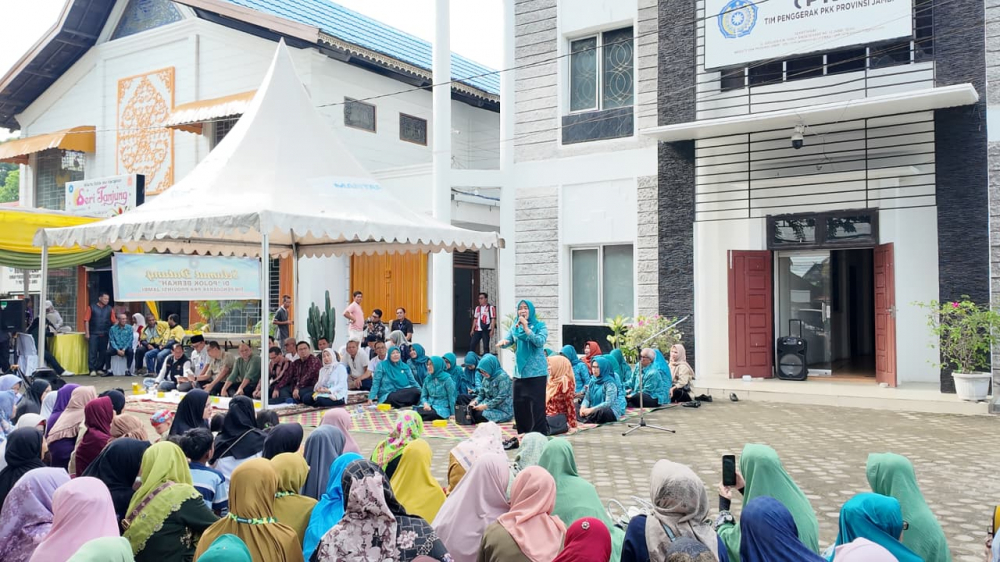 Gubernur Jambi Al Haris melihat produksi telur ayam PT Berkat Telur Sejahtera. 