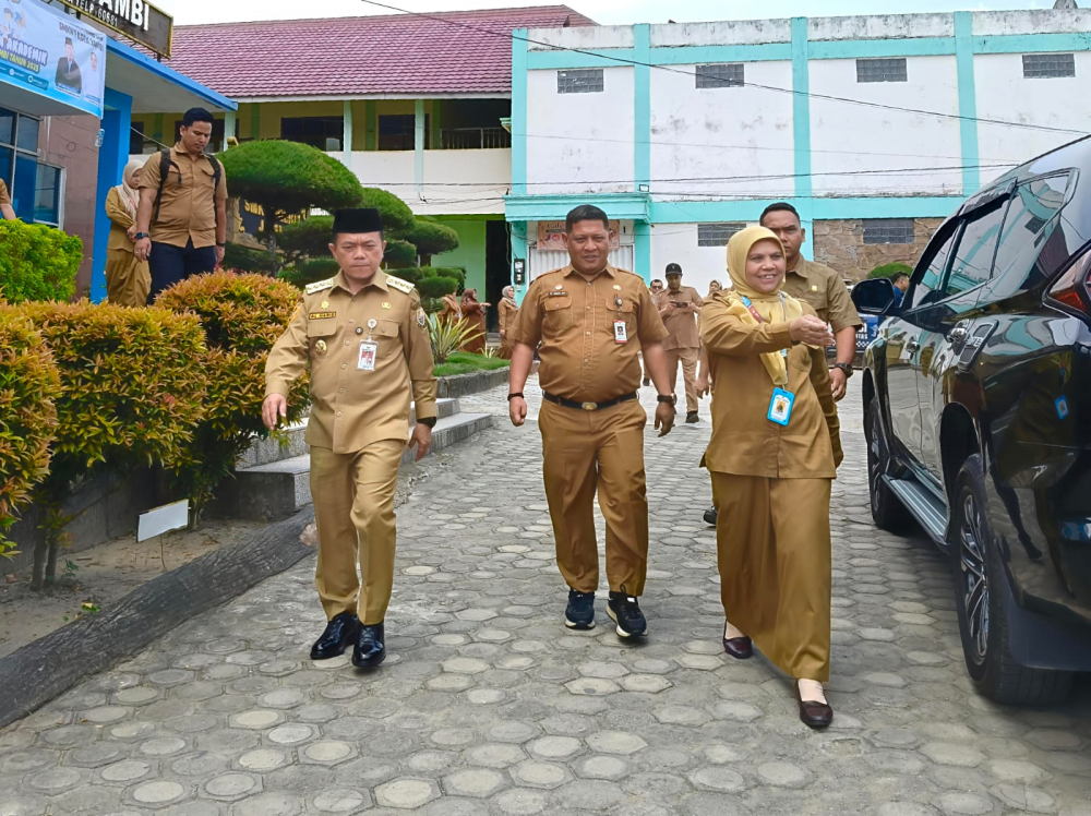 Gubernur Jambi Al Haris didampingi Plt Kadisdik Umar meninjau pelaksanaan TKA di SMK Negeri 1 Kota Jambi. 