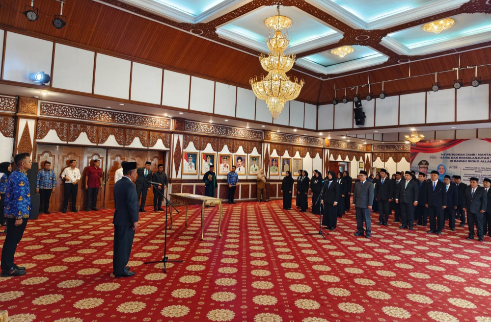 Abdullah Sani Lantik 49 Pejabat Eselon II, III dan IV Pemprov Jambi. 