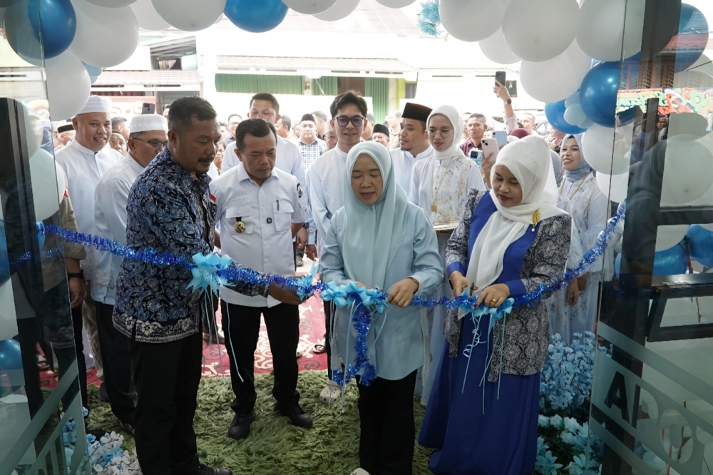 Gubernur Jambi Al Haris Didampingi Bupati Monadi Resmikan Apotek Semurup di Kerinci. 